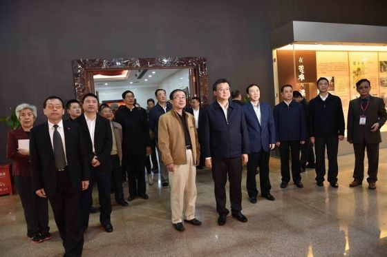 点击放大鼠标滚轮控制大小