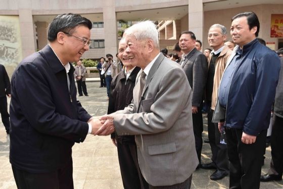 点击放大鼠标滚轮控制大小