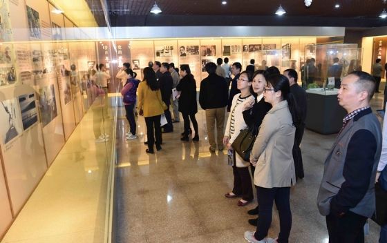 点击放大鼠标滚轮控制大小